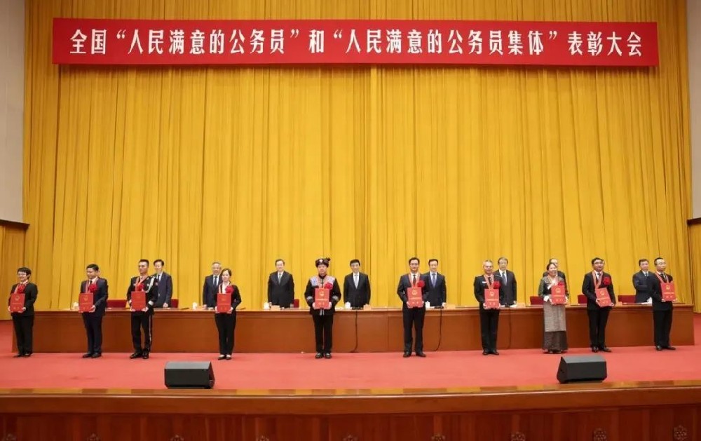 中譯英|人民滿意的公務員、跨海高鐵、電力裝備綠色低碳發(fā)展、網(wǎng)絡文明