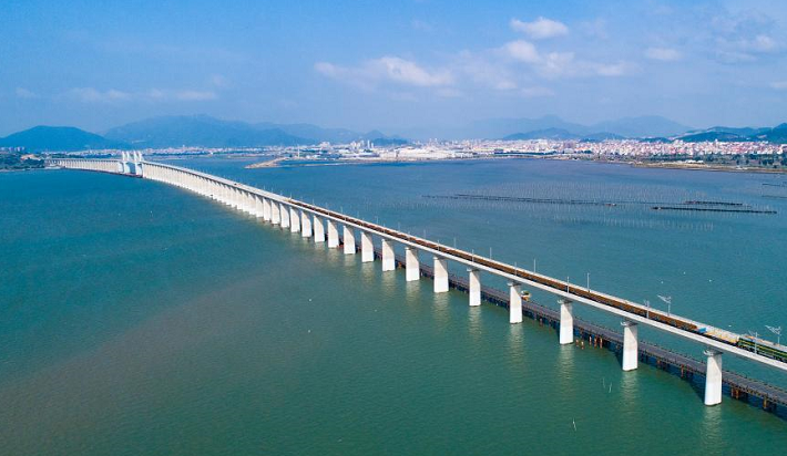 人民滿意的公務(wù)員、跨海高鐵、電力裝備綠色低碳發(fā)展、網(wǎng)絡(luò)文明等中英翻譯