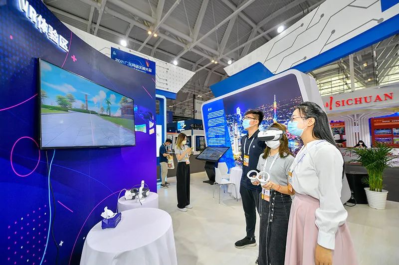 人民滿意的公務(wù)員、跨海高鐵、電力裝備綠色低碳發(fā)展、網(wǎng)絡(luò)文明等中英翻譯